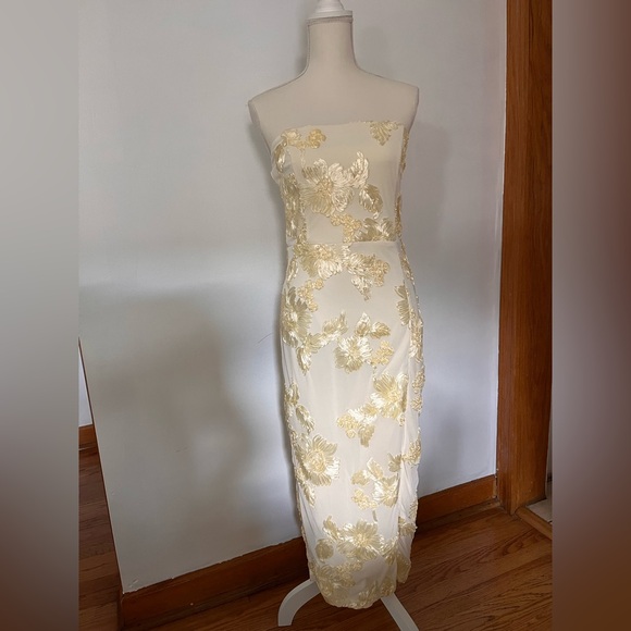 Lulus Dresses & Skirts - Lulu's Strapless ligth yellow dress Floral Dress nwt